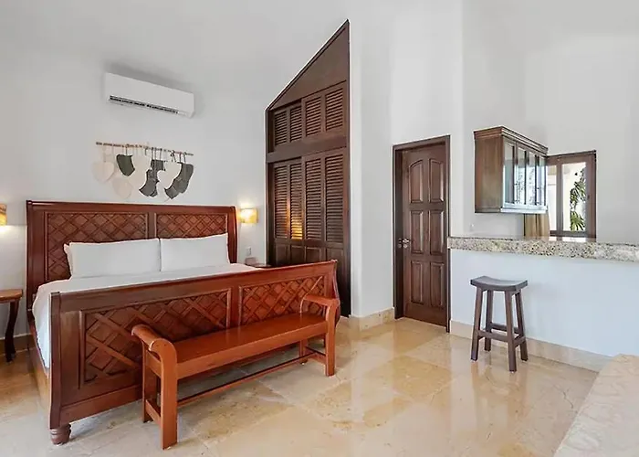 Beachfront Hacienda Soliman Bay *
